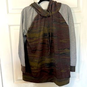 Like new light weight camo sweatshirt